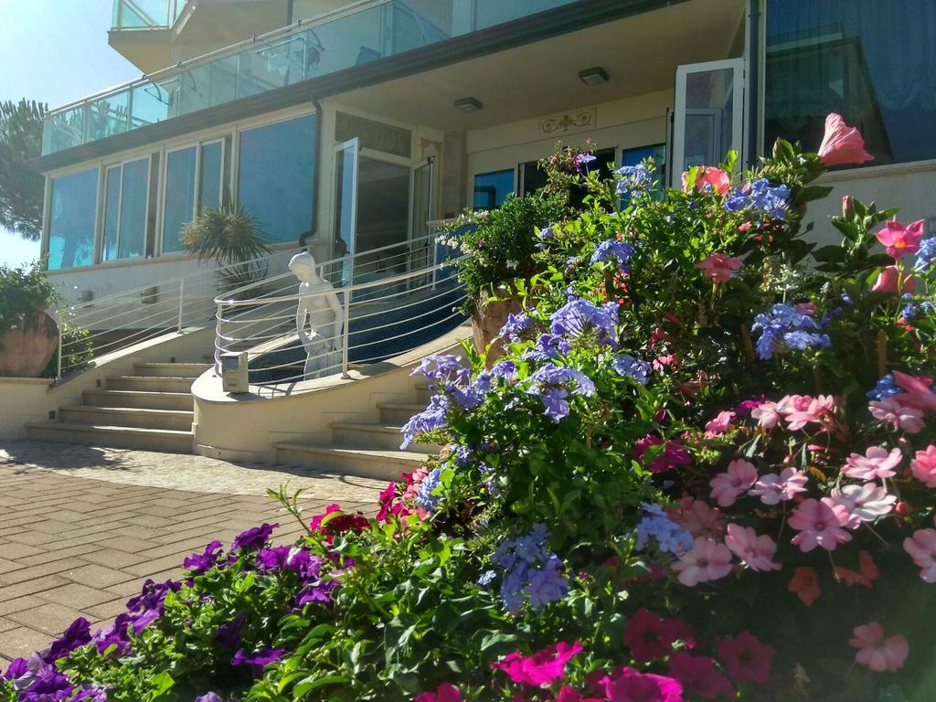 Hotel Lady Mary Милано Мартима Екстериор снимка