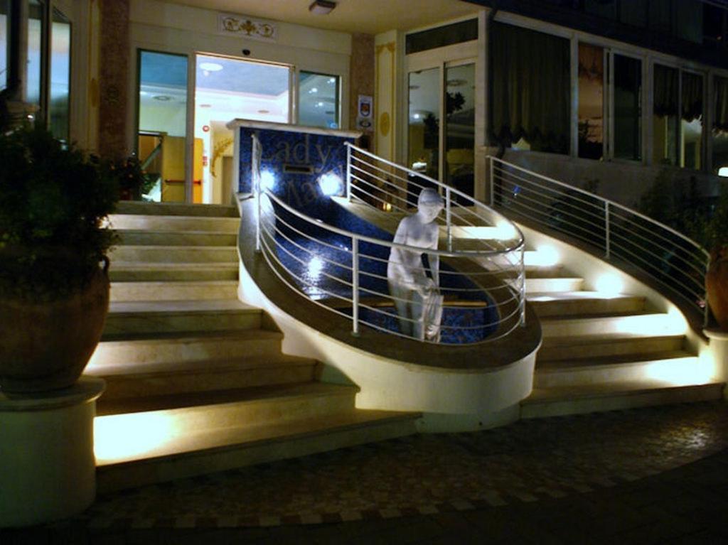 Hotel Lady Mary Милано Мартима Екстериор снимка